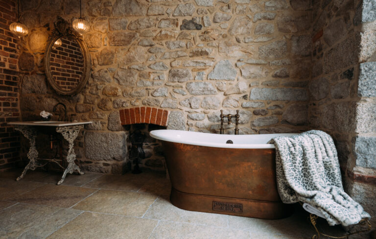 Host Luxury Suites Library Bath