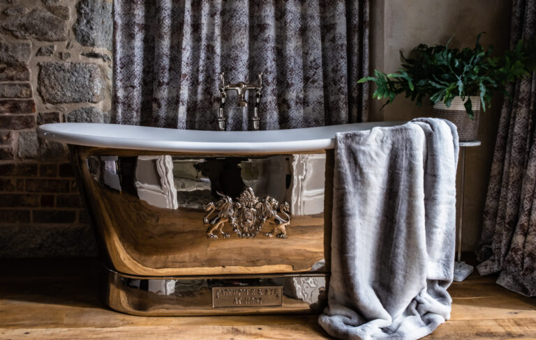 Host Terrance Bedroom Bath Tub