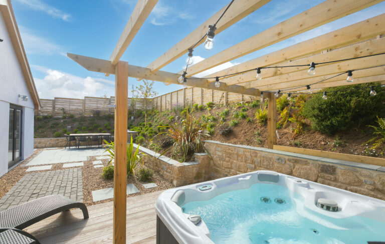 Polmanter Self Catering Cottages Senara Hot Tub (1)